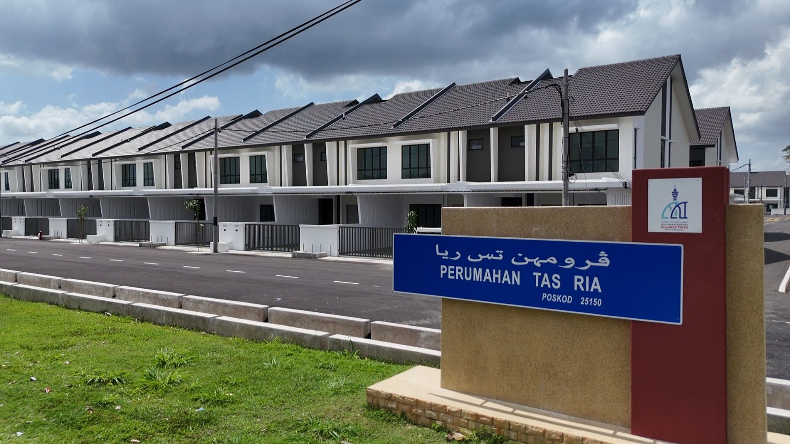 Streetscape along the completed row at IM Avenue